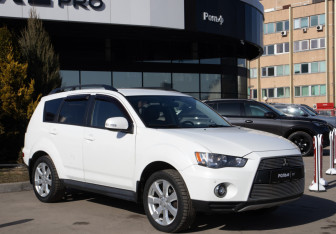 Подержанный автомобиль Mitsubishi Outlander 2011 года (2 фото)