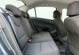 Подержанный автомобиль Peugeot 408 2013 года (11 фото)