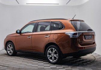 Подержанный автомобиль Mitsubishi Outlander 2012 года (3 фото)