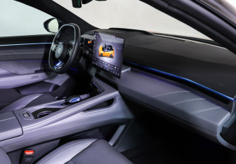 Подержанный автомобиль Zeekr 001 2024 года (11 фото)