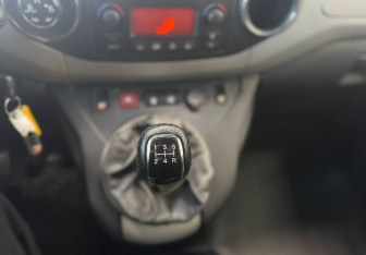 Подержанный автомобиль Peugeot Partner 2011 года (16 фото)