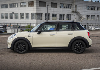 Подержанный автомобиль MINI Hatch 2019 года (8 фото)