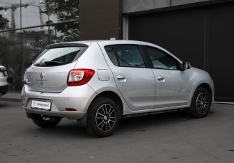 Подержанный автомобиль Renault Sandero 2018 года (5 фото)