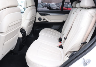 Подержанный автомобиль BMW X5 2016 года (10 фото)