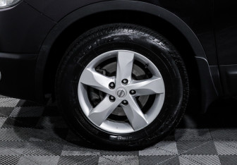 Подержанный автомобиль Nissan Qashqai 2012 года (15 фото)
