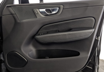 Подержанный автомобиль Volvo XC60 2021 года (24 фото)