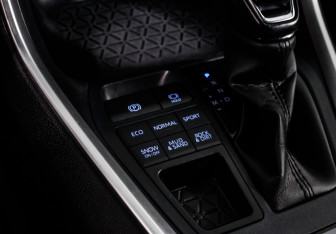 Подержанный автомобиль Toyota RAV4 2021 года (17 фото)