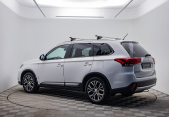 Подержанный автомобиль Mitsubishi Outlander 2015 года (7 фото)