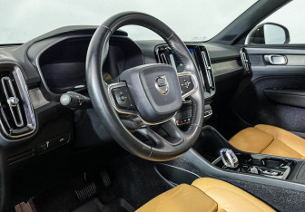 Подержанный автомобиль Volvo XC40 2019 года (13 фото)
