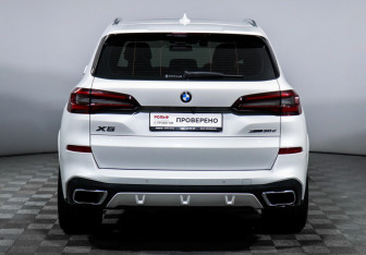 Подержанный автомобиль BMW X5 2022 года (6 фото)