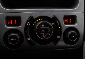 Подержанный автомобиль Peugeot 308 Hatchback 2009 года (11 фото)