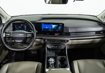 Подержанный автомобиль Kia Carnival 2025 года (13 фото)