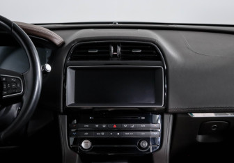 Подержанный автомобиль Jaguar F-Pace 2016 года (13 фото)