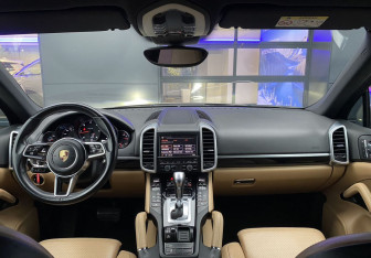 Подержанный автомобиль Porsche Cayenne 2015 года (12 фото)