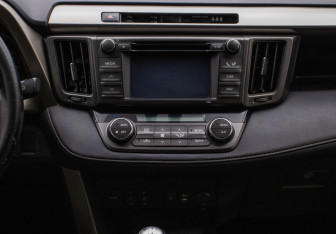 Подержанный автомобиль Toyota RAV4 2013 года (14 фото)
