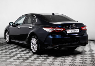 Подержанный автомобиль Toyota Camry Sedan 2020 года (7 фото)