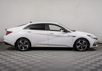 Подержанный автомобиль Hyundai Elantra Sedan 2021 года (4 фото)