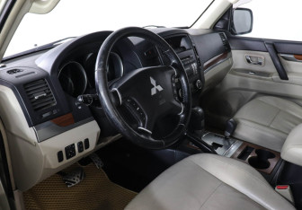 Подержанный автомобиль Mitsubishi Pajero 2007 года (9 фото)
