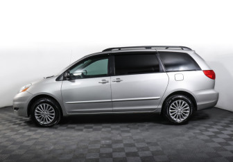 Подержанный автомобиль Toyota Sienna 2006 года (8 фото)