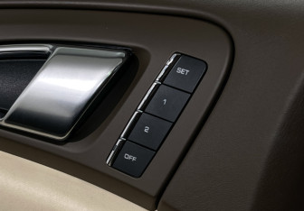 Подержанный автомобиль Porsche Cayenne 2012 года (22 фото)