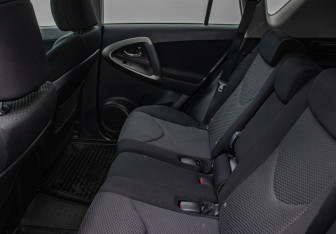 Подержанный автомобиль Toyota RAV4 2010 года (11 фото)