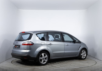 Подержанный автомобиль Ford S-MAX 2008 года (5 фото)