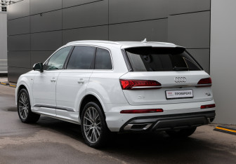 Подержанный автомобиль Audi Q7 2020 года (7 фото)