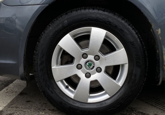 Подержанный автомобиль Skoda Octavia Liftback 2010 года (9 фото)