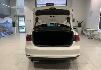 Подержанный автомобиль Volkswagen Jetta Sedan 2014 года (7 фото)