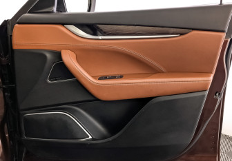 Подержанный автомобиль Maserati Levante 2017 года (25 фото)