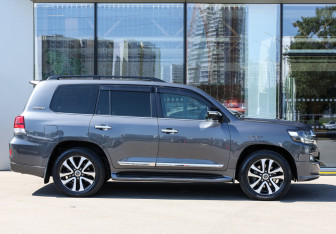 Подержанный автомобиль Toyota Land Cruiser Suv 2019 года (4 фото)