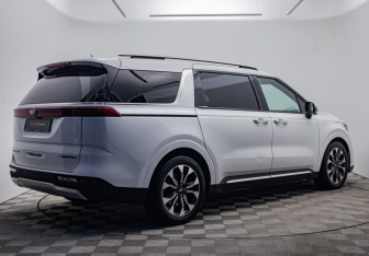 Подержанный автомобиль Kia Carnival 2020 года (5 фото)