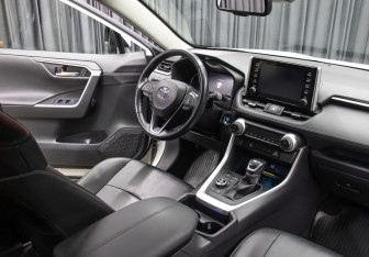 Подержанный автомобиль Toyota RAV4 2020 года (11 фото)