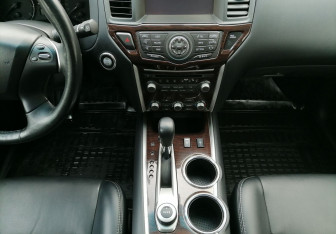 Подержанный автомобиль Nissan Pathfinder 2014 года (17 фото)