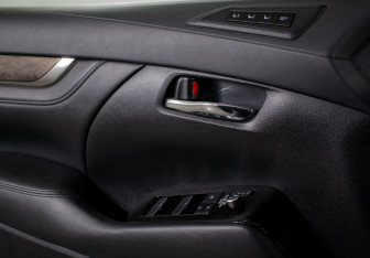 Подержанный автомобиль Toyota Alphard 2021 года (20 фото)