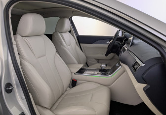 Подержанный автомобиль Hongqi H5 2022 года (24 фото)