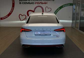 Подержанный автомобиль Skoda Octavia Liftback 2023 года (5 фото)