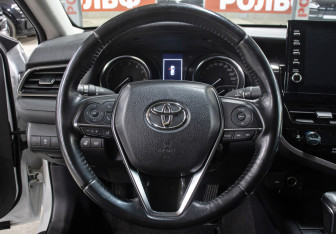 Подержанный автомобиль Toyota Camry Sedan 2021 года (17 фото)