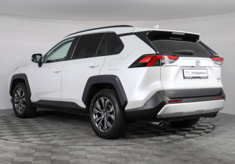 Подержанный автомобиль Toyota RAV4 2023 года (7 фото)