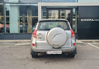 Подержанный автомобиль Toyota RAV4 2006 года (6 фото)