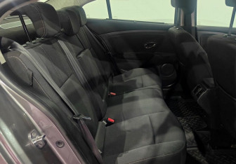 Подержанный автомобиль Renault Fluence 2012 года (10 фото)