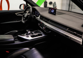 Подержанный автомобиль Audi Q7 2015 года (22 фото)