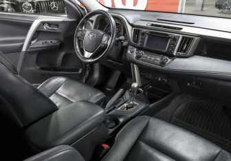 Подержанный автомобиль Toyota RAV4 2013 года (11 фото)