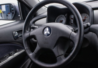 Подержанный автомобиль Mitsubishi Outlander 2006 года (14 фото)