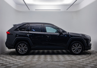 Подержанный автомобиль Toyota RAV4 2023 года (4 фото)