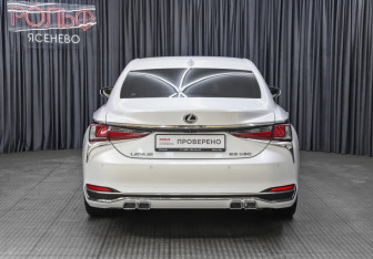 Подержанный автомобиль Lexus ES 2019 года (6 фото)