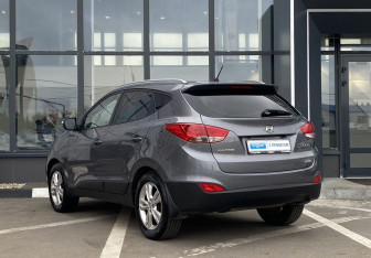 Подержанный автомобиль Hyundai ix35 2012 года (7 фото)
