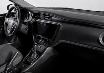 Подержанный автомобиль Toyota Corolla Sedan 2017 года (9 фото)