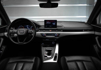 Подержанный автомобиль Audi A4 Sedan 2018 года (8 фото)