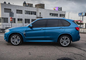 Подержанный автомобиль BMW X5 M 2015 года (8 фото)